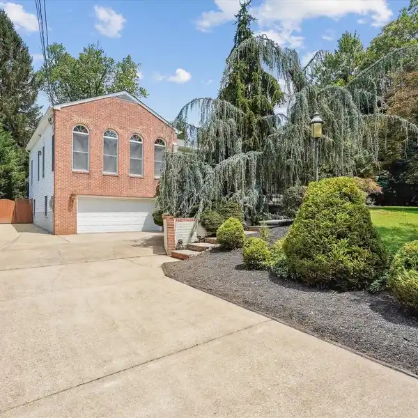 CONTEMPORARY LAKEWOOD ESTATES HOME WITH LARGE ADDITION