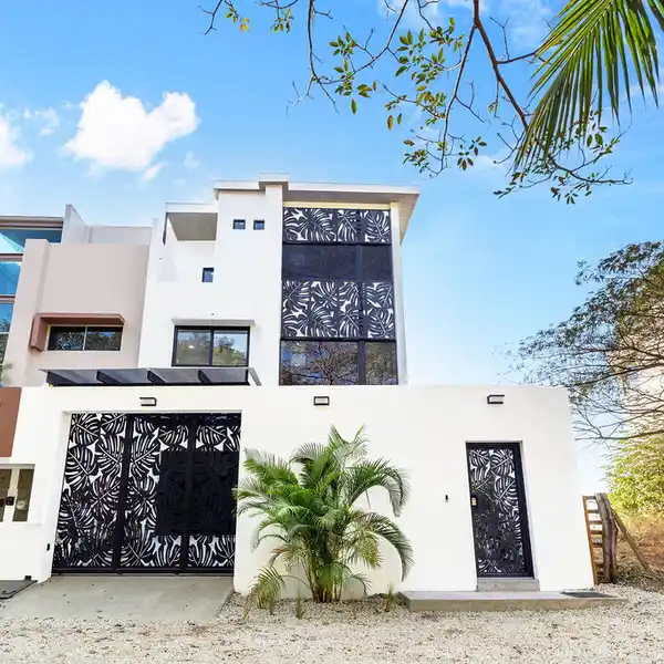 VILLA BALLENA - SLEEK AND MODERN BEACH HOUSE IN COSTA RICA