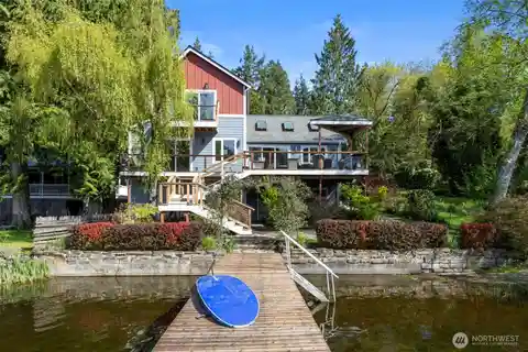 Serene Waterfront Living with Breathtaking Views