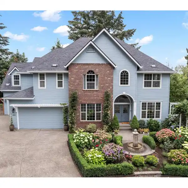 BEAUTIFUL HOME IN A PICTURE-PERFECT SETTING