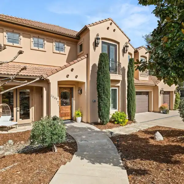 LUXURY LIVING IN PRESTIGIOUS BELLA LAGO