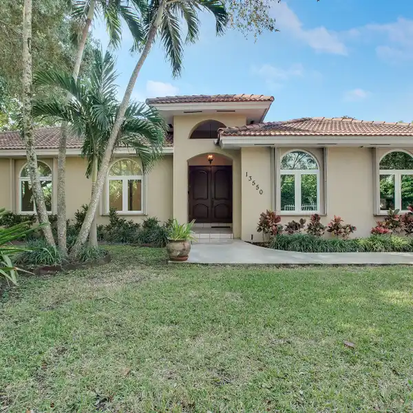 BEAUTIFULLY MAINTAINED HOME ON A SPACIOUS SOUTH PINECREST LOT