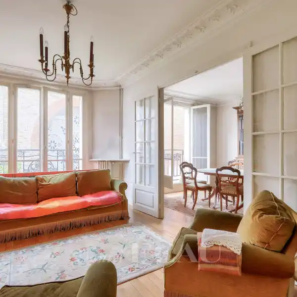 BEAUTIFULLY DETAILED APARTMENT