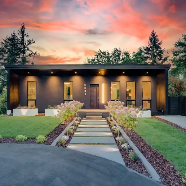 MODERN GEM IN ASHCREEK-CRESTWOOD