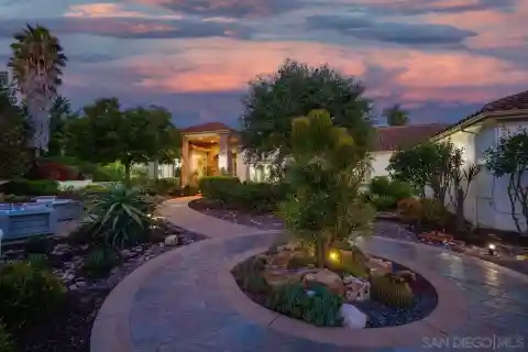 Private Eco-Estate with Entertainer’s Dream Kitchen