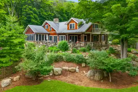 Luxurious Comfort on Five Serene Acres