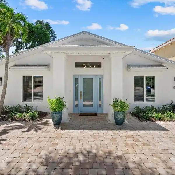 SLEEK SARASOTA SANCTUARY OUTSIDE FLOOD ZONE