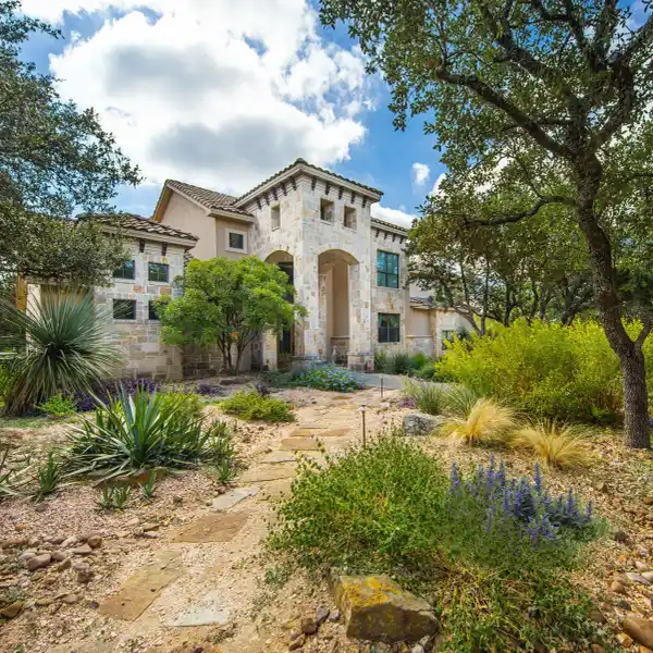 BEAUTIFUL HILL COUNTRY HOME IN GATED SHADOW CANYON