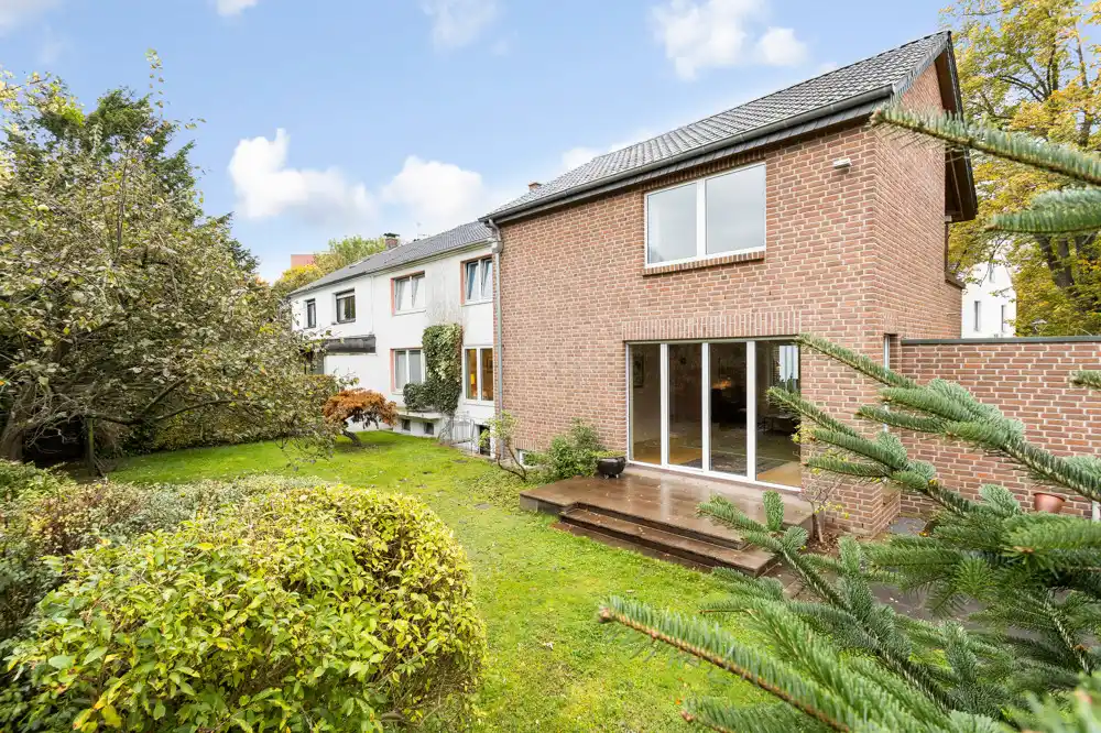 Spacious Single-family Home with a Separate Apartment and Study