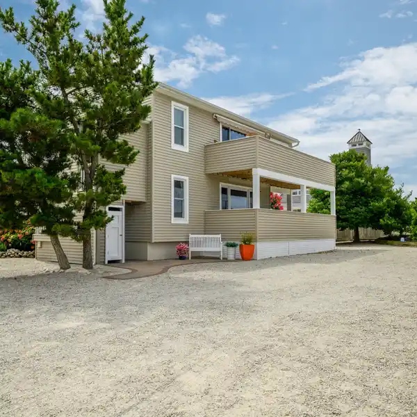 BAYFRONT TOP-FLOOR CONDO