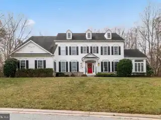 Six Bedroom Home on a Cul-de-sac Acre