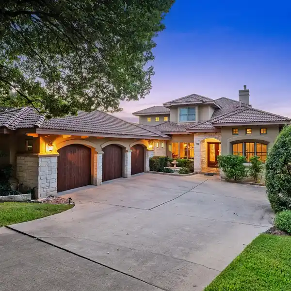 CUSTOM ESTATE HOME FRAMED BY PANORAMIC HILL COUNTRY