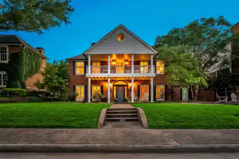 Indoor-outdoor Flow in Prestigious Quiet Enclave