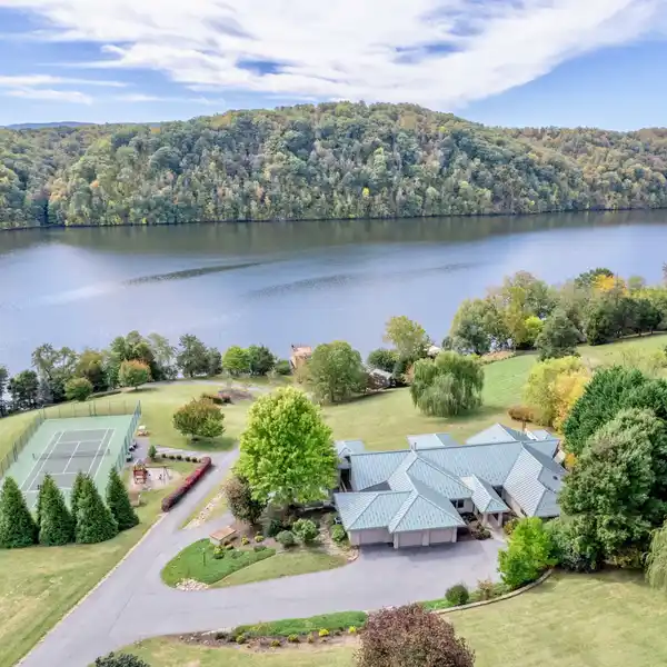 ONE-OF-A-KIND CONTEMPORARY LAKEFRONT PROPERTY