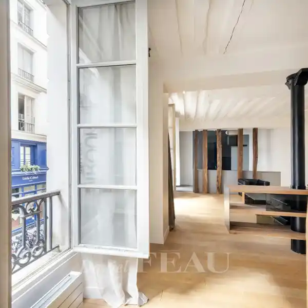 TASTEFULLY REVAMPED DUAL-ASPECT APARTMENT