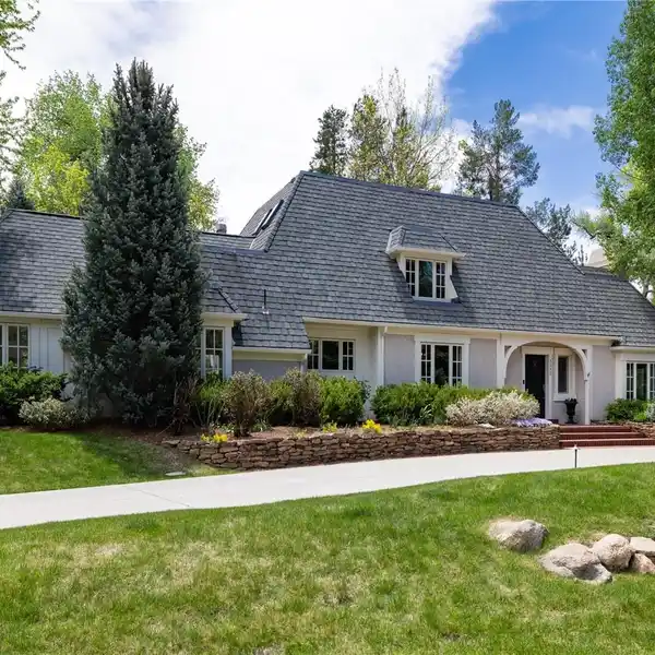 SOPHISTICATED RESIDENCE ON A VERDANT ACRE