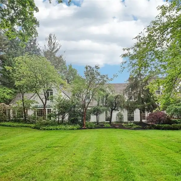 MAGAZINE-WORTHY JEWEL WITH PRIVATE POOL OASIS