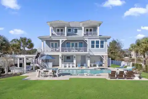 Luxurious Coastal Retreat