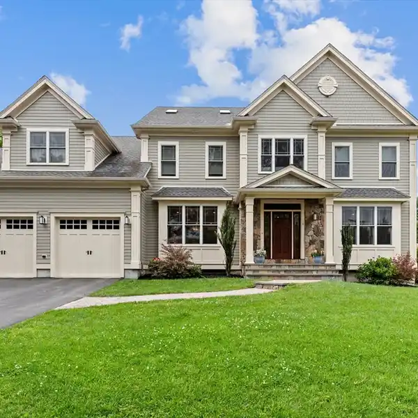 IMMACULATE HOME ON A QUIET CUL-DE-SAC