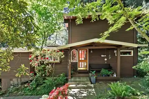Tranquil Lake Living Near the Water’s Edge