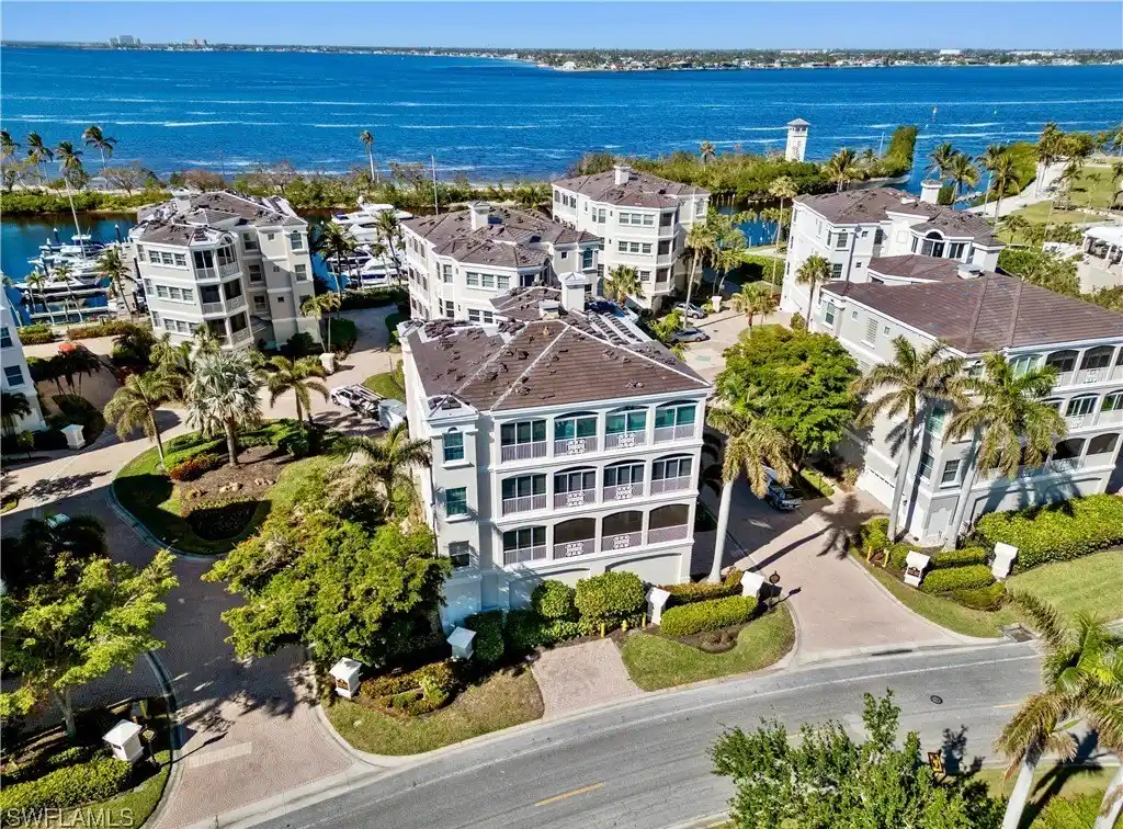 Beautiful Full-floor Condo with Spectacular Views