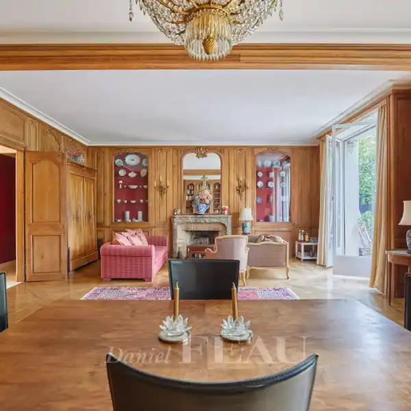 APARTMENT WITH GARDEN ON PRESTIGIOUS AVENUE FOCH