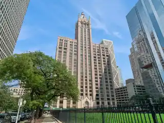 Elegant Chicago Penthouse with Iconic Lakefront Views