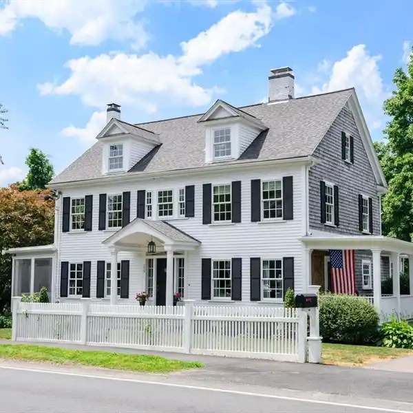 CLASSIC 1920'S COLONIAL IDEALLY LOCATED