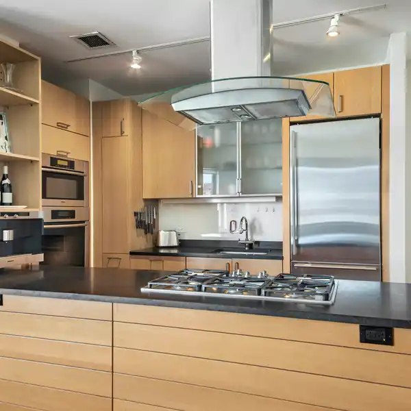 SUN-DRENCHED LUXURY RESIDENCE WITH PANORAMIC CITY VIEWS