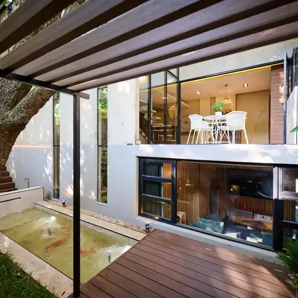 SLEEK ULTRA-LUXURIOUS HOME