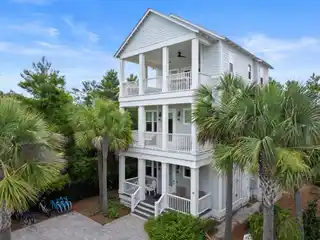 Lovely Home Two Blocks to Beach Access