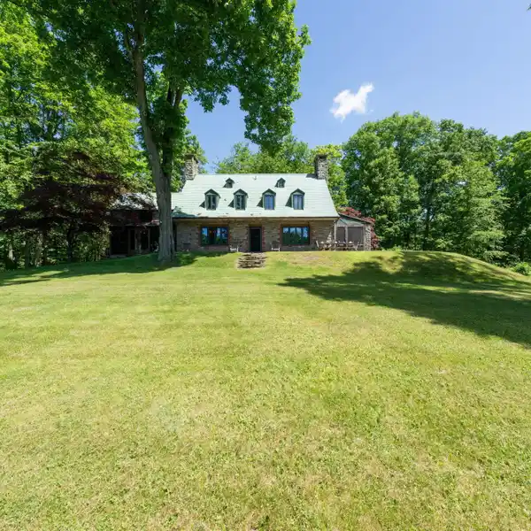 VINTAGE ESTATE FOR EQUESTRIAN AND NATURE LOVERS