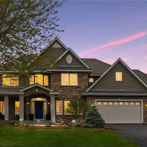 LUXURY LIVING IN PRESTIGIOUS CHASKA TOWN COURSE FAIRWAY HILLS