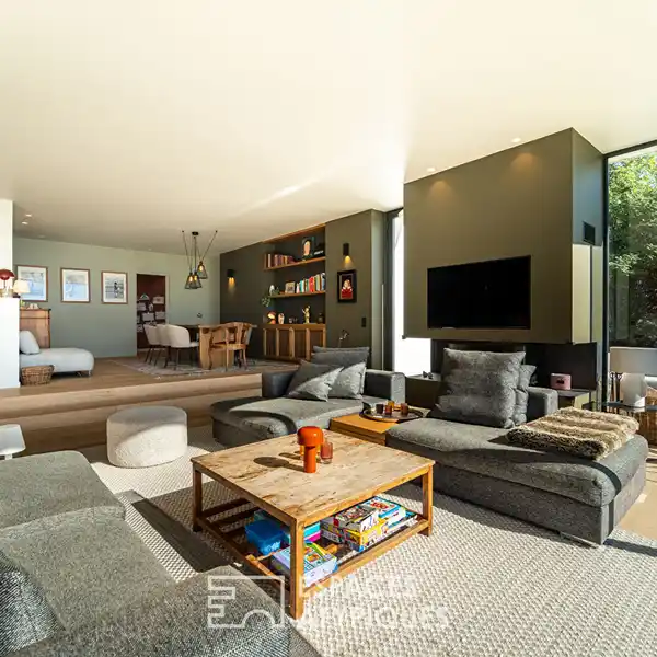 ARCHITECT-DESIGNED VILLA ON THE HEIGHTS OF ALBERTVILLE