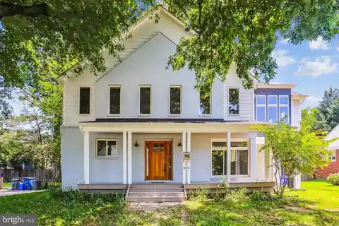 Contemporary Home in the Heart of Desirable Parkwood