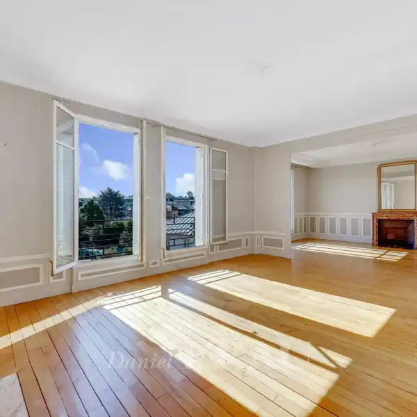 GRAND FOURTH FLOOR APARTMENT