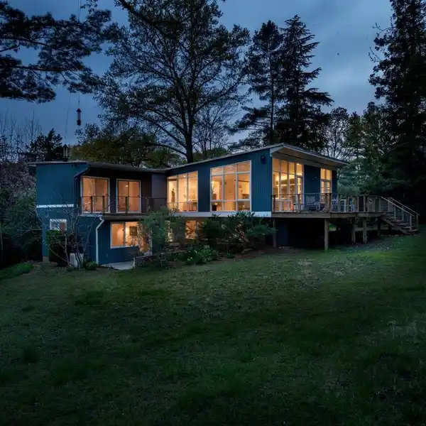 MID-CENTURY MODERN BEAUTY IN HOLLIN HILLS