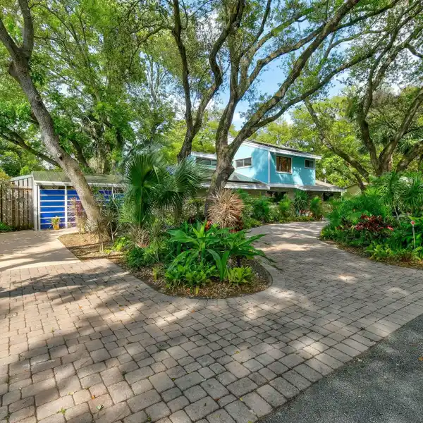CHARMING MID-CENTURY CONTEMPORARY HOME IN THE HEART OF PALM BEACH GARDENS