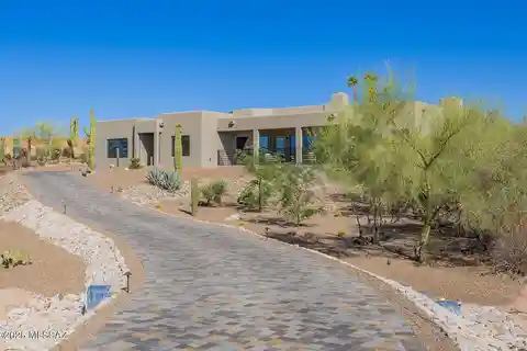 Sleek Desert Sanctuary with Sweeping Views