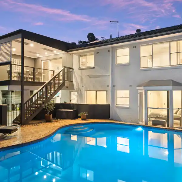 LAID-BACK BEACH LIFESTYLE IN SUNLIT SANCTUARY