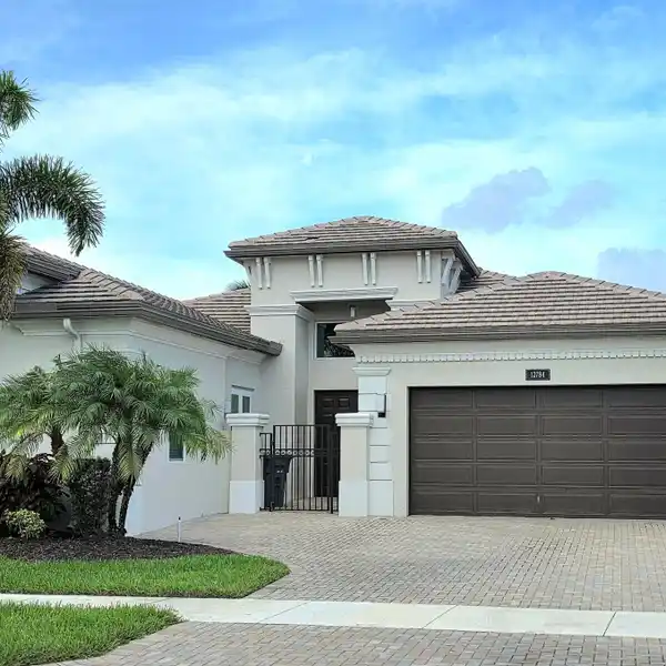 LAKEFRONT HOME IN VALENCIA BAY