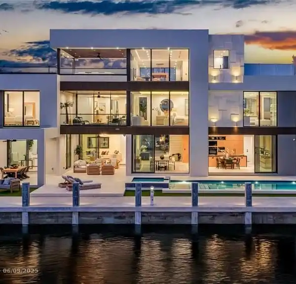 NEW ULTRA-MODERN GATED DEEPWATER ESTATE