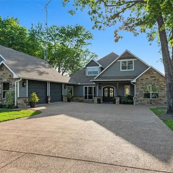 STUNNING LAKEFRONT HOME