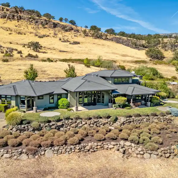 ELEGANT ESTATE BUILT FOR INDOOR-OUTDOOR LIVING