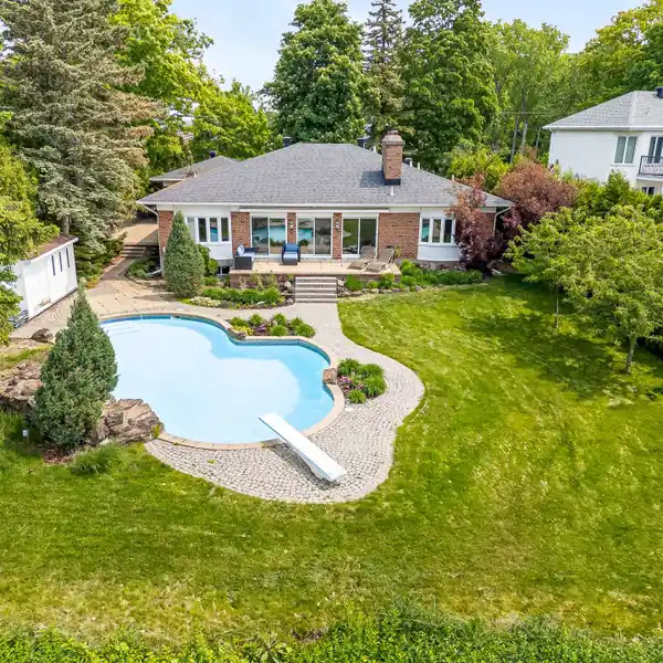 BREATHTAKING WATERFRONT RESIDENCE