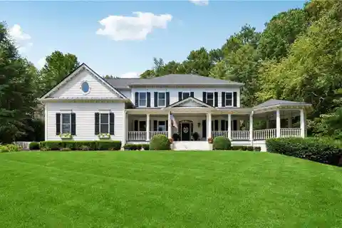 Southern Charm with a Swim up Bar on Lake Lanier