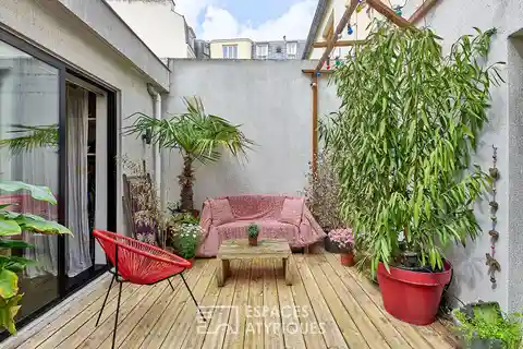 Contemporary Loft with Industrial-Chic Charm