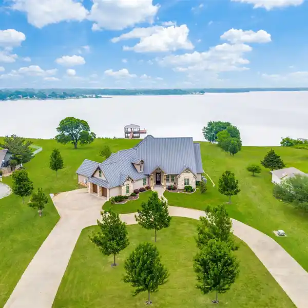 STUNNING CUSTOM-BUILT LAKEFRONT RESIDENCE
