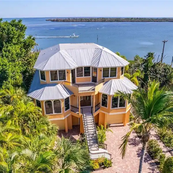 MAGNIFICENT WATERFRONT PROPERTY