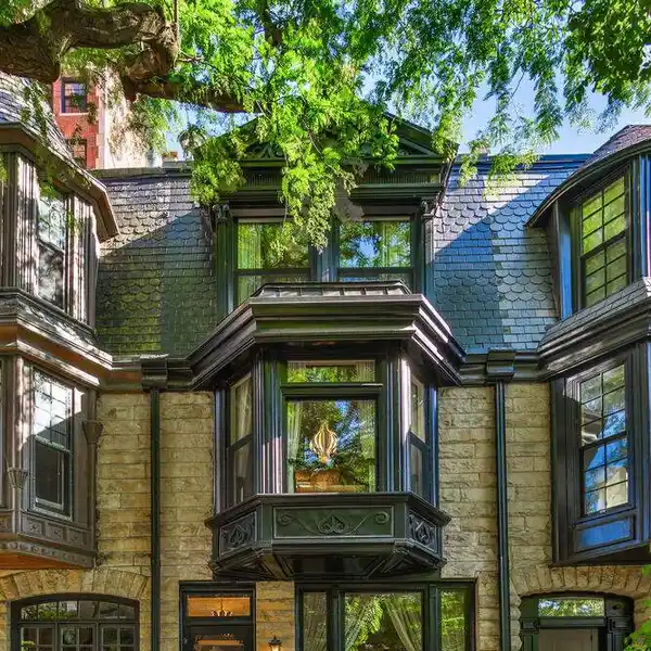 CLASSIC CHICAGO GREYSTONE IN THE GOLD COAST